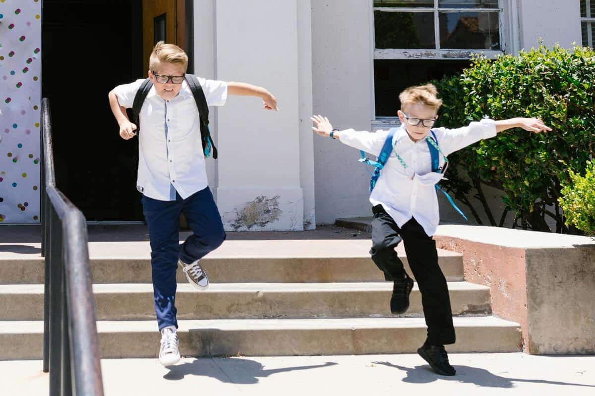 niños juegan en escalera