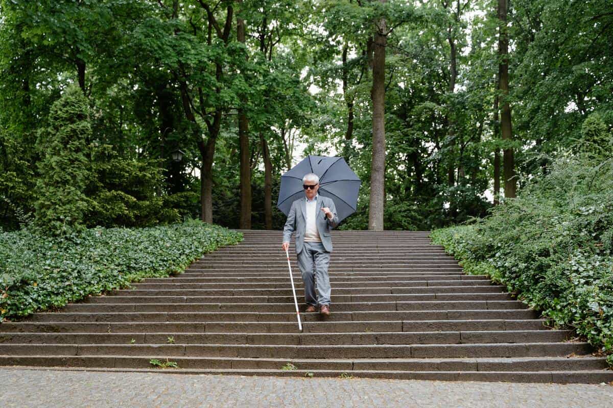 sujeto en escalera