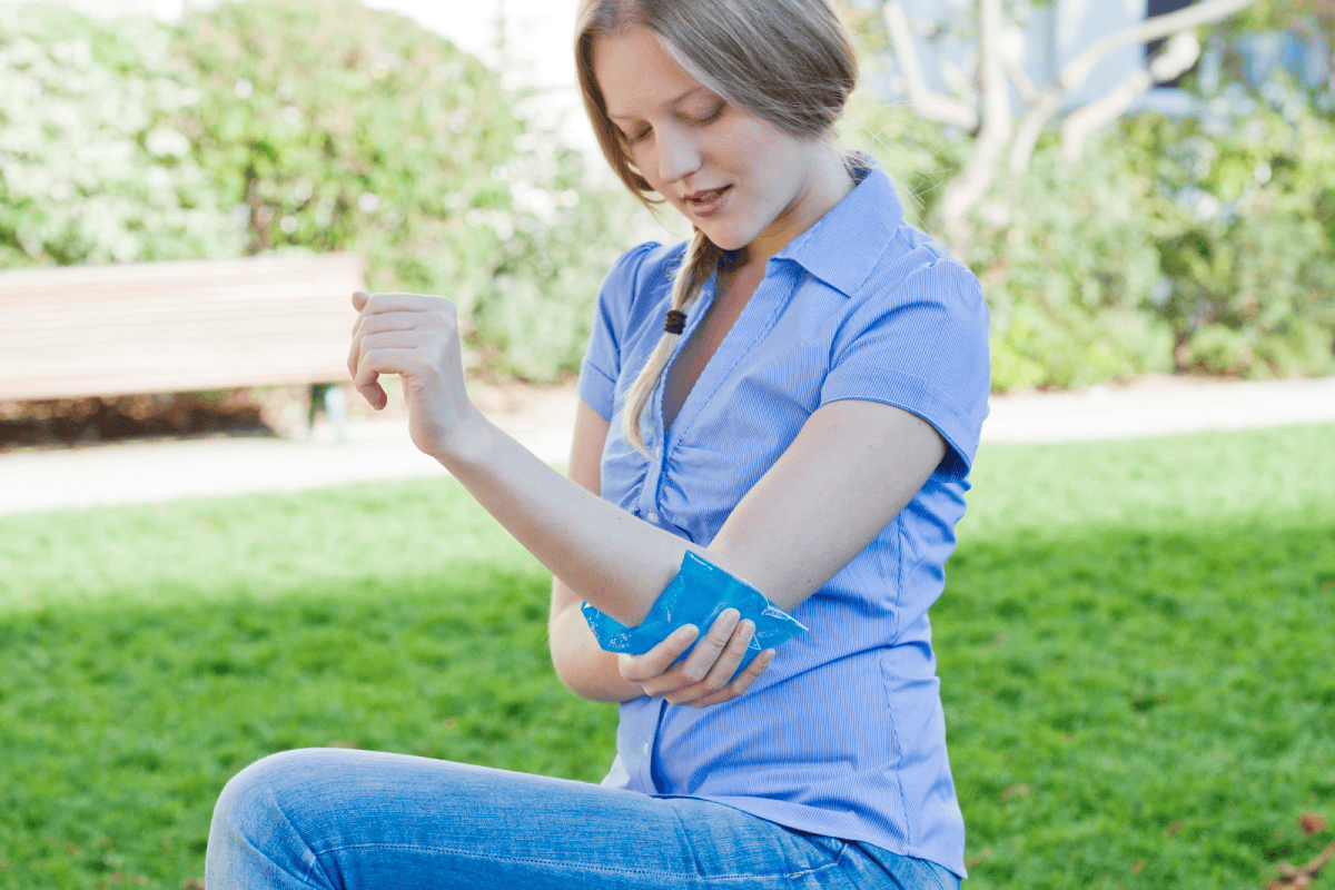Codo de golfista: síntomas y tratamiento terapéutico Crioterapia en el codo