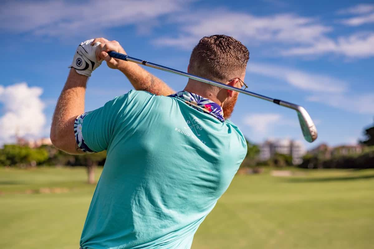 Codo de golfista: síntomas y tratamiento terapéutico Hombre practicando golf