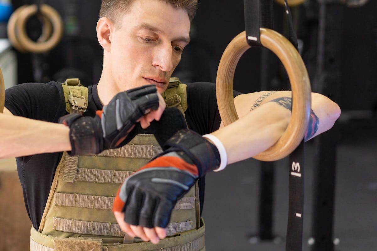 Barra de dominadas: 7 ejercicios tu entrenamiento Guantes gym