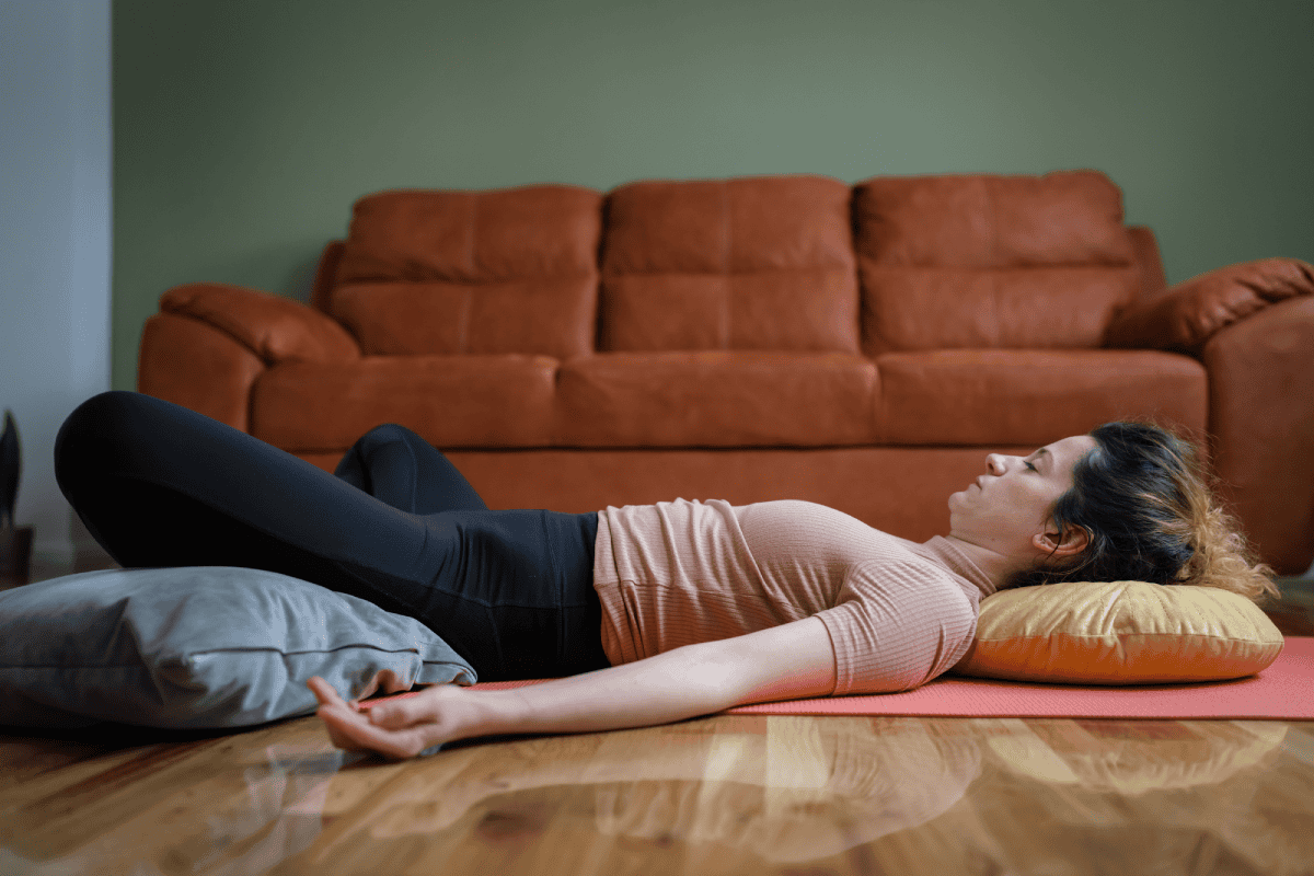 Yoga restaurativo: 6 beneficios para tu salud Savasana restaurativo