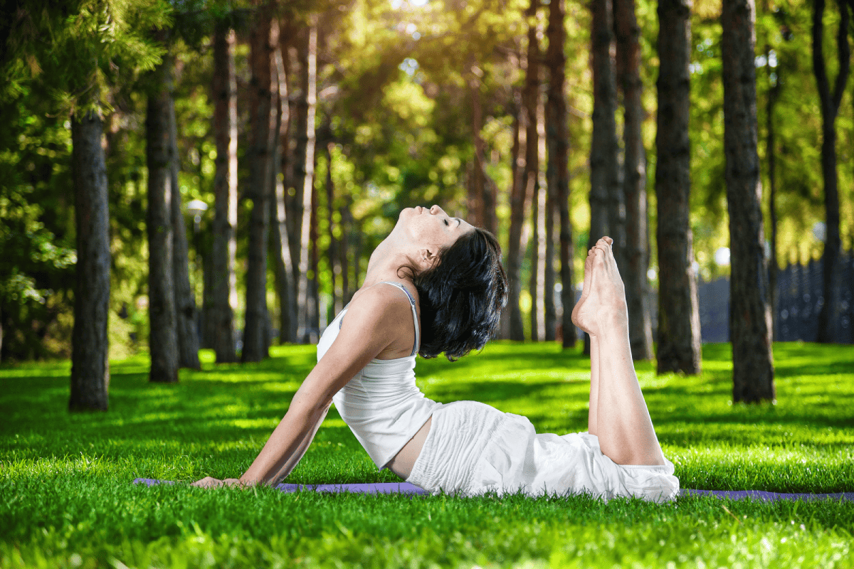 Walking yoga: 7 beneficios para tu salud física y mental Yoga naturaleza