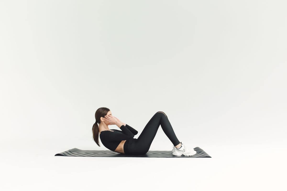Guía de sit ups: Técnica, 3 beneficios y errores Crunches recorrido