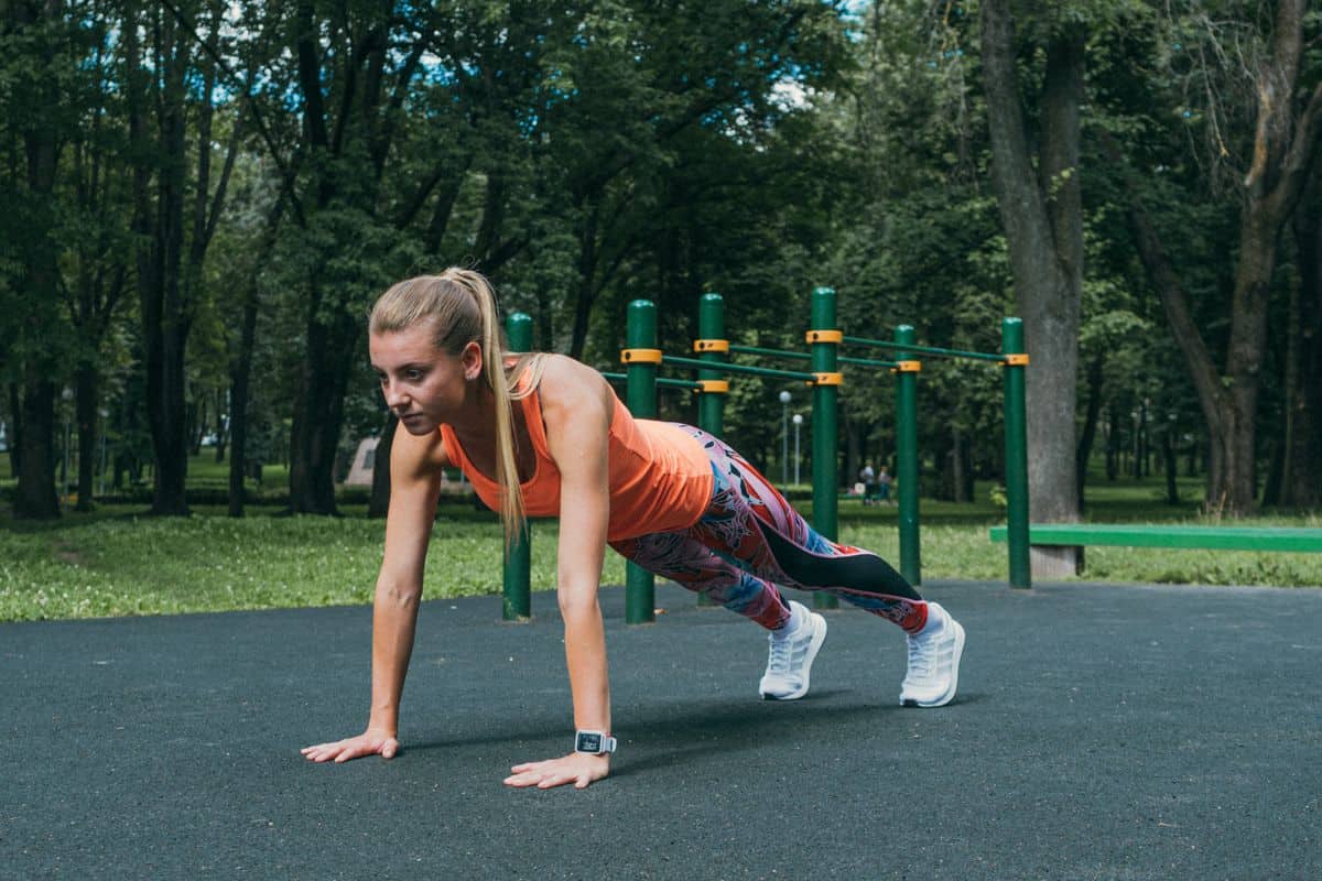 Shoulder taps: Técnica, beneficios y errores Posición toque de hombros