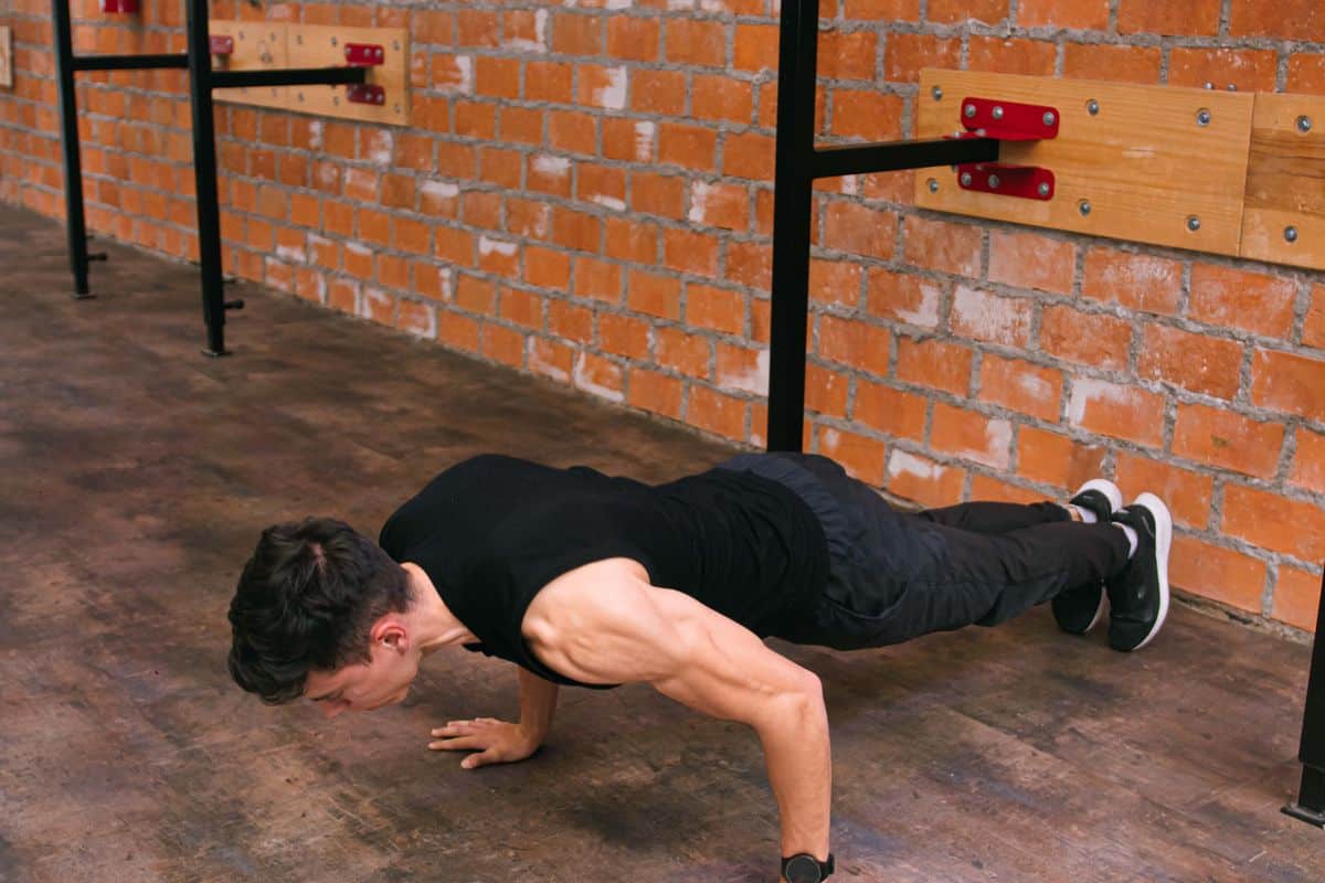Shoulder taps: Técnica, beneficios y errores Variante pared toque hombros