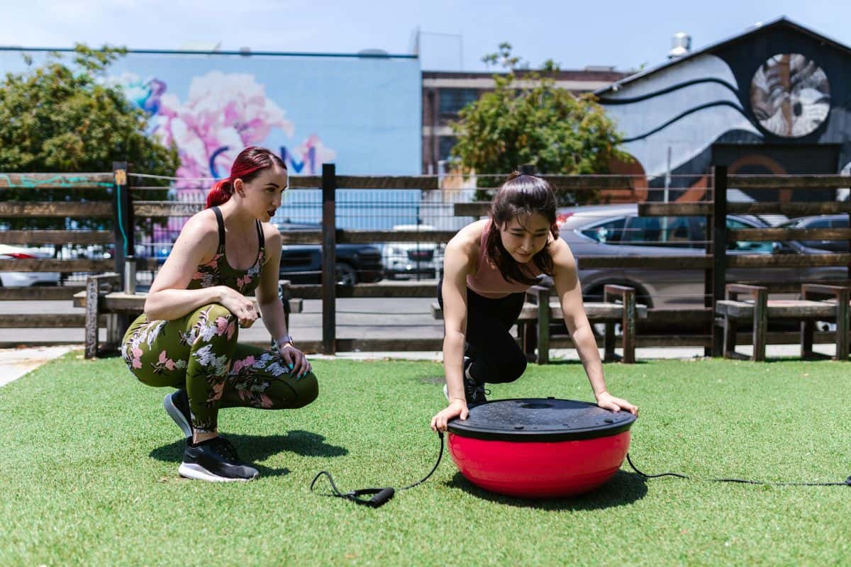 Bosu: guía sobre 3 beneficios, ciencia y ejercicios clave Bosu parte plana arriba