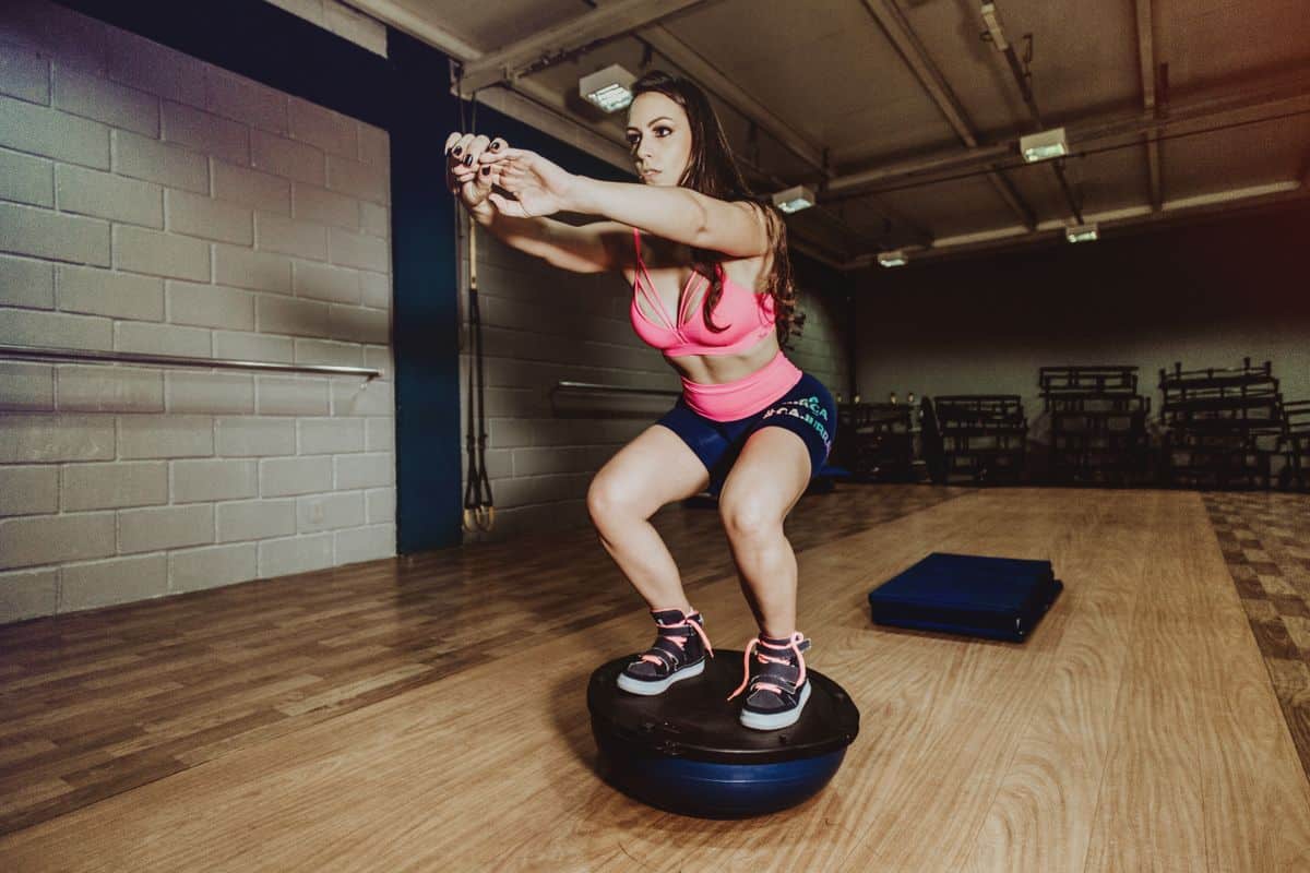 Chica entrenando con bosu