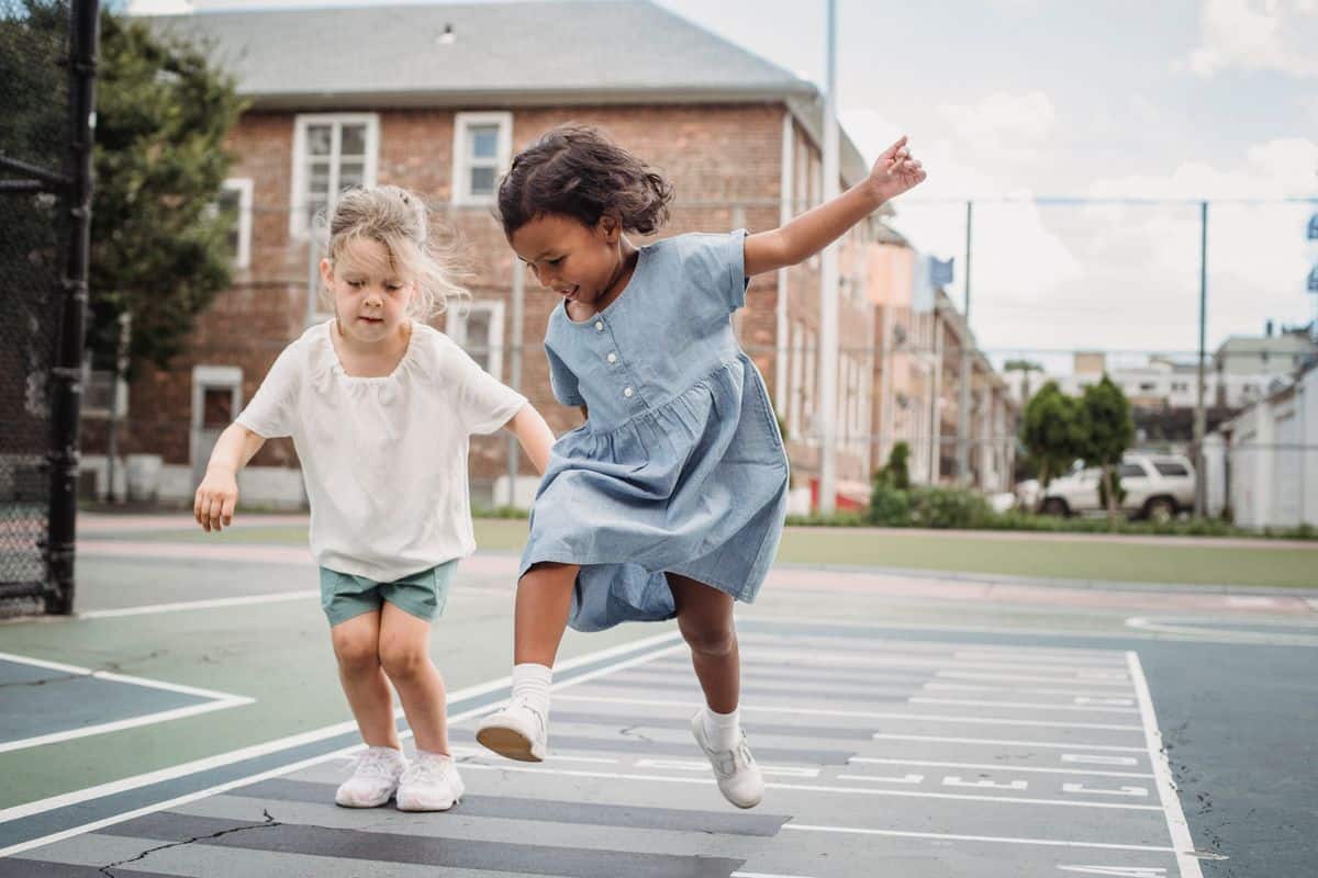 Guía psicomotricidad infantil: qué es, tipos y beneficios Niños saltando