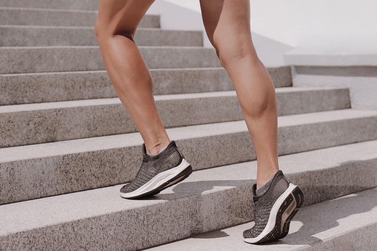Elevaciones de talones: beneficios, técnica y variaciones Calf raises escalón